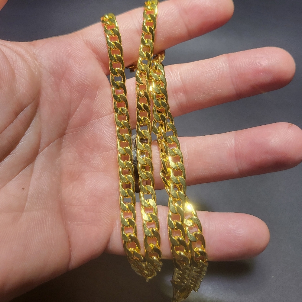 Gold cuban link necklace....24065
